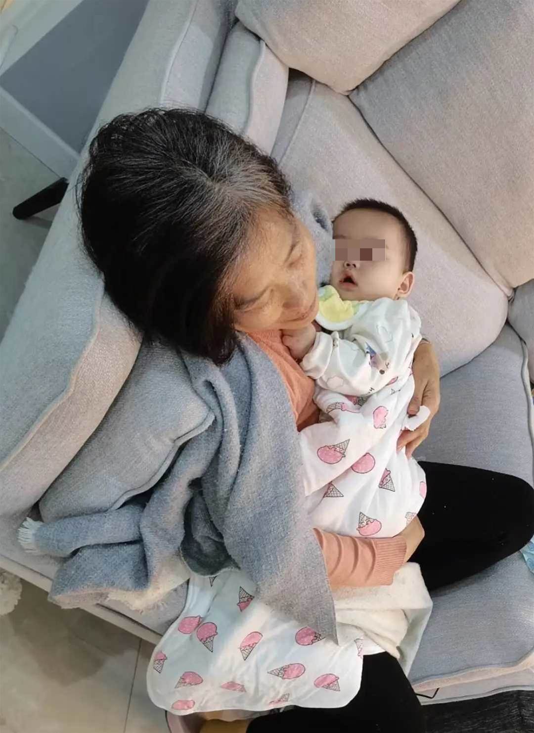 小夫妻「人間蒸發5日游」回家驚見！50歲婆婆抱1歲兒，躺沙發「一動不動」崩潰大哭：我知道錯了