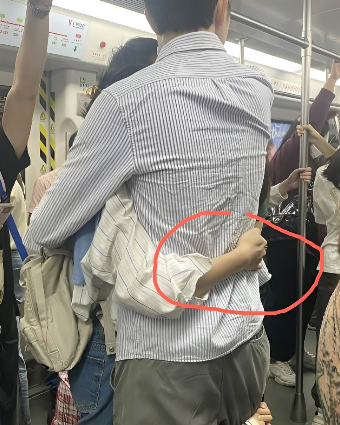 捷運上一幕狂吸萬讚！開始完全不理解…「放大細看」後秒懂