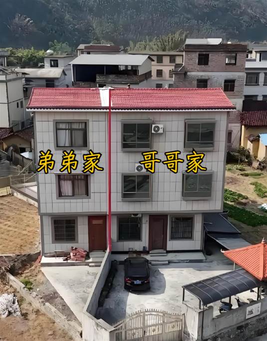 父母辛苦幫兄弟倆蓋新房，弟弟家不僅小竟還「沒門」！父母說出「背後隱情」，所有人都沉默了