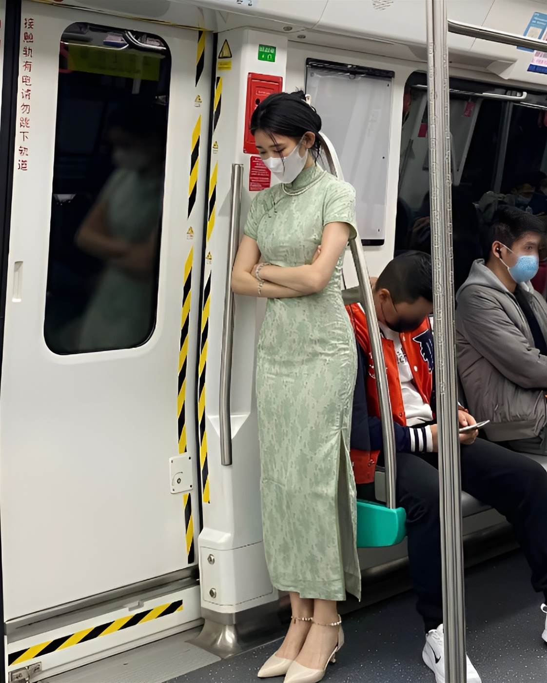 他車廂驚見「旗袍女神」想上前認識…卻被朋友一把拉住！「這1個細節」露餡：她不對勁