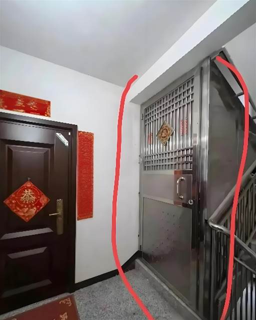 樓上鄰居用鐵門封死公共陽台，囂張至極！我一句沒吵，只用「1招」就讓他抬不起頭，連夜自己拆門