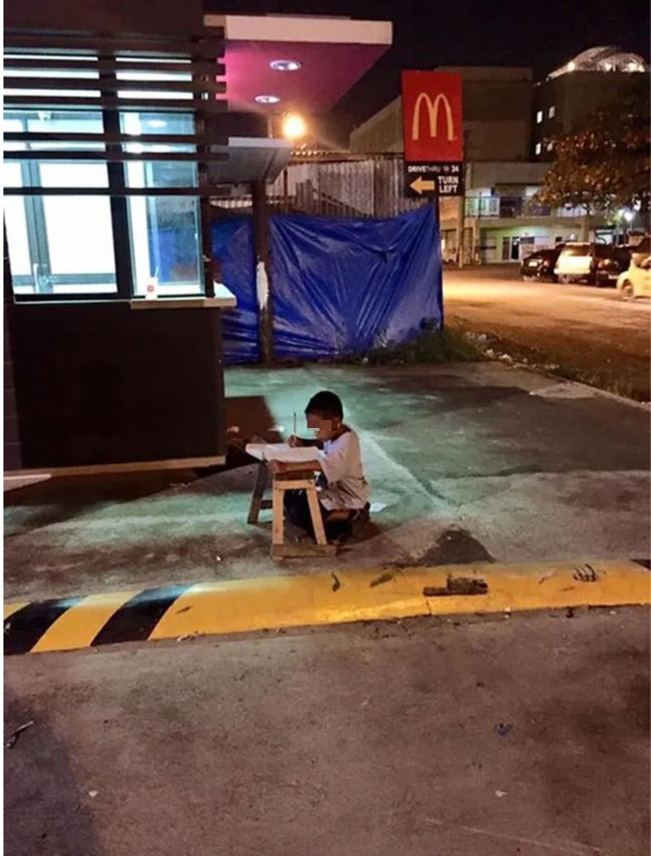 借麥當勞的光!9歲男孩深夜「蹲在街道上寫功課」 麥當勞得知後「直接出手了」結局超催淚