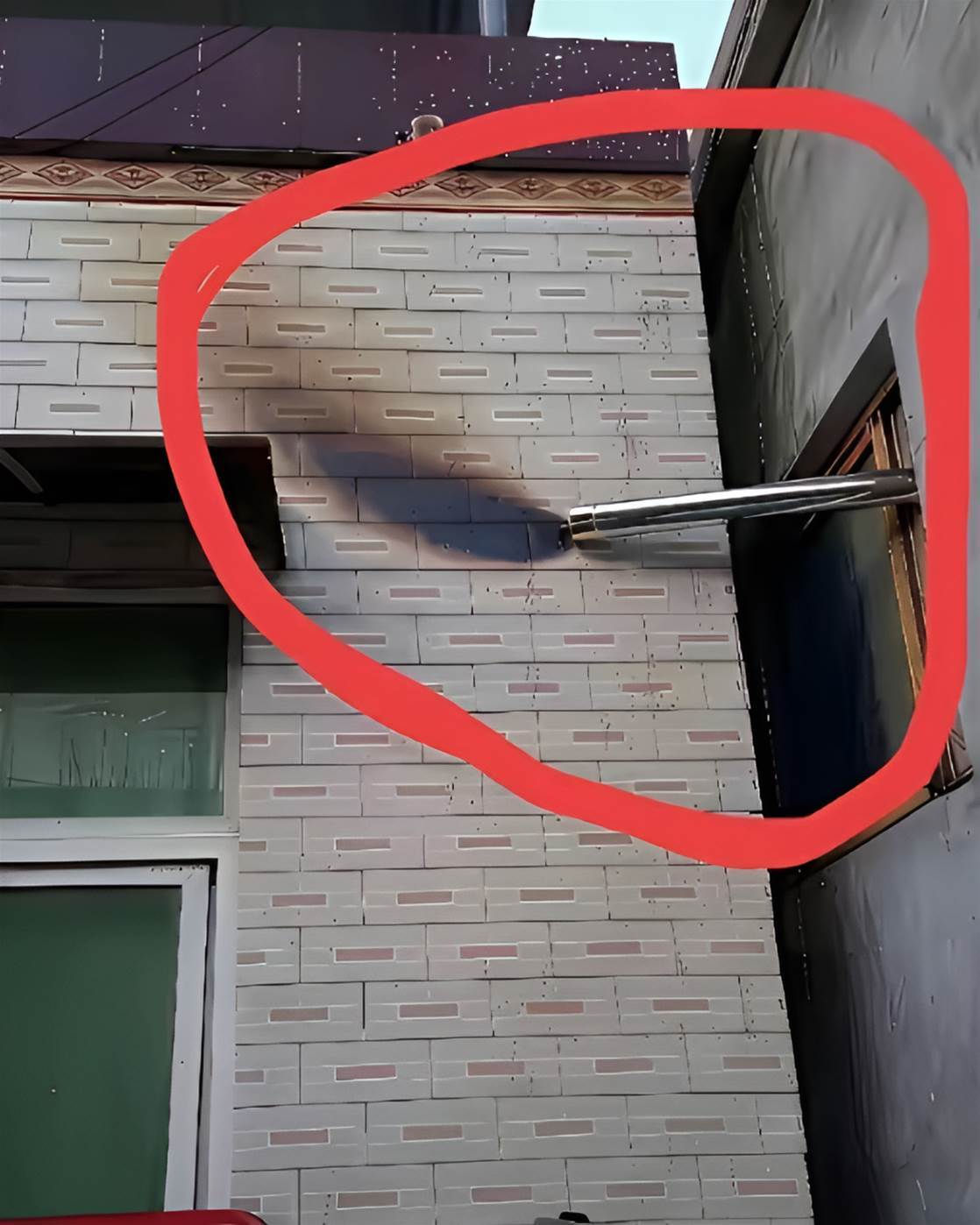 惡鄰「排油煙管」直噴我家牆！溝通多次無效，水電工「1建議」…對方竟主動拆了