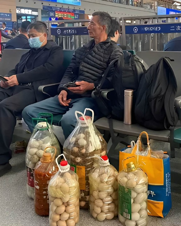 車站見阿伯用「窄口桶裝雞蛋」…想破頭不懂怎塞的！他笑著站起「演示」我傻眼：原來我們都想複雜了