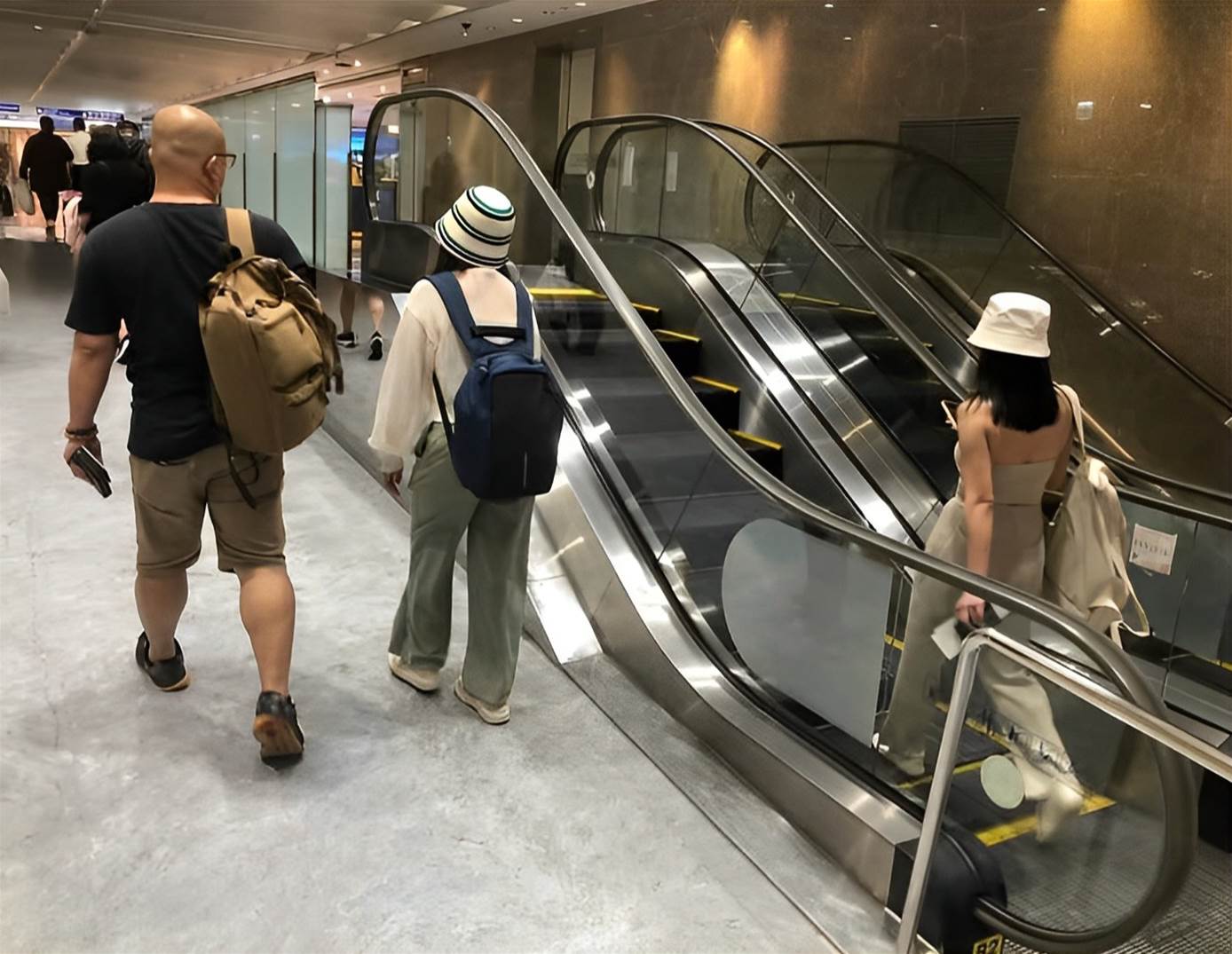 桃園機場「超短迷你電扶梯」，眾人疑問「蓋的意義是什麼」，內行人解釋：你以後也會用到